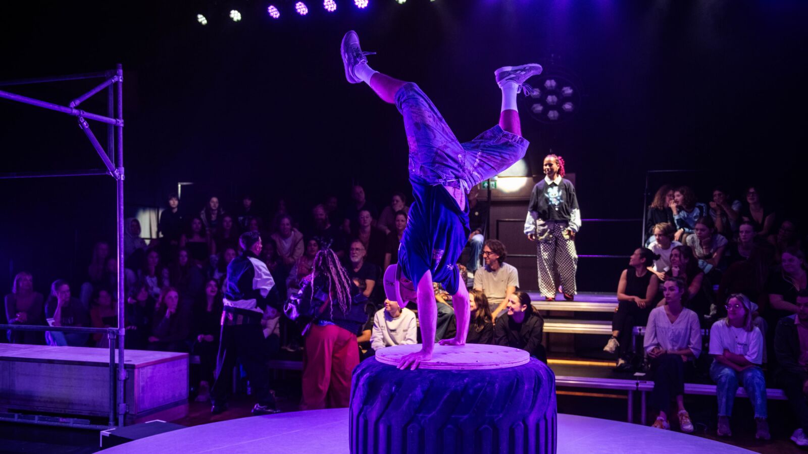 Scènefoto van de dansvoorstelling Double Tap Trap door Maas theater en dans | Rotterdam Street Culture Week. Te zien in Flint Theater Amersfoort. Fotocredits: Bart Grietens