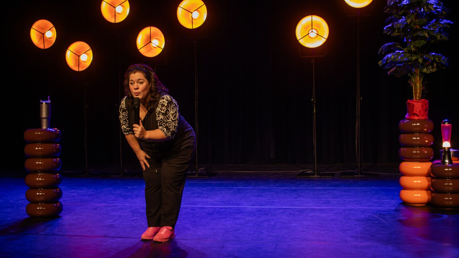 Scènefoto van Berit Companjen bij haar cabaretvoorstelling Zei ik dat hardop. Te zien in Flint Theater Amersfoort. Fotocredits: Nick Franken