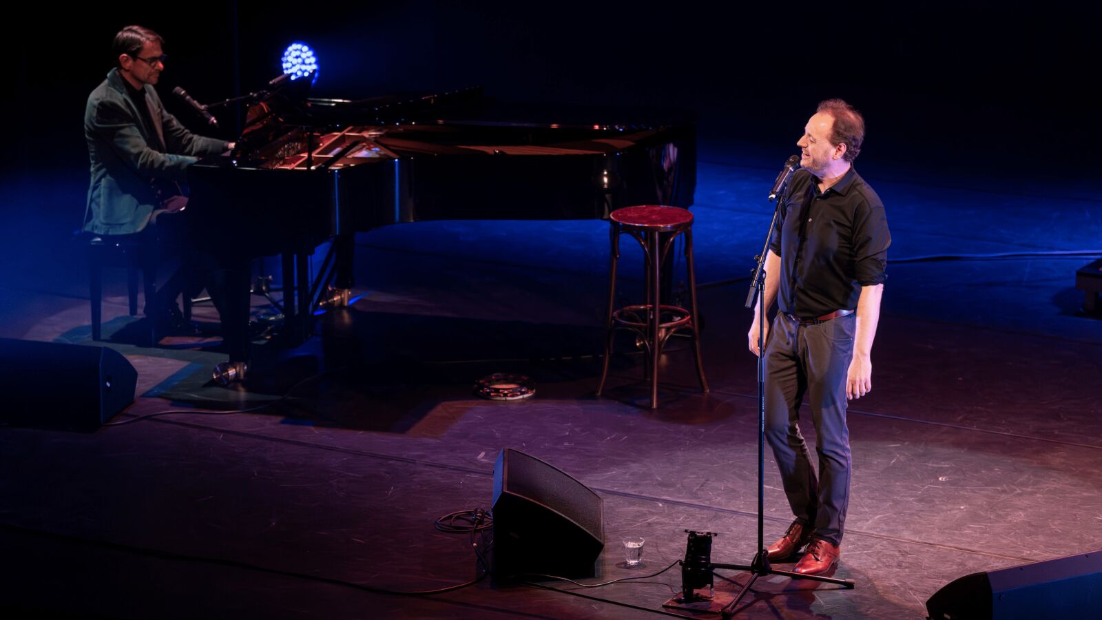 Scènefoto van de muziekvoorstelling Zeg maar ja tegen het leven van Leistra & Van Baest. Te zien in Flint Theater Amersfoort