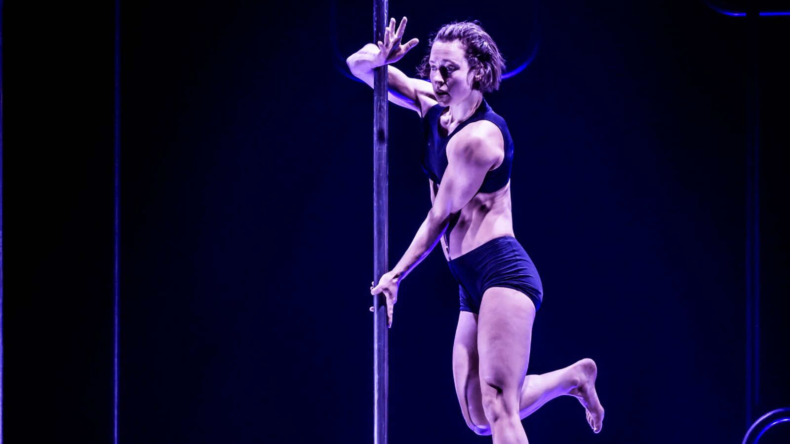 Scènefoto van de bijzondere dansvoorstelling Rhythm & Flow van ISH Dance Collective. Te zien in Flint Theater Amersfoort. Fotocredits: Michel Schnater