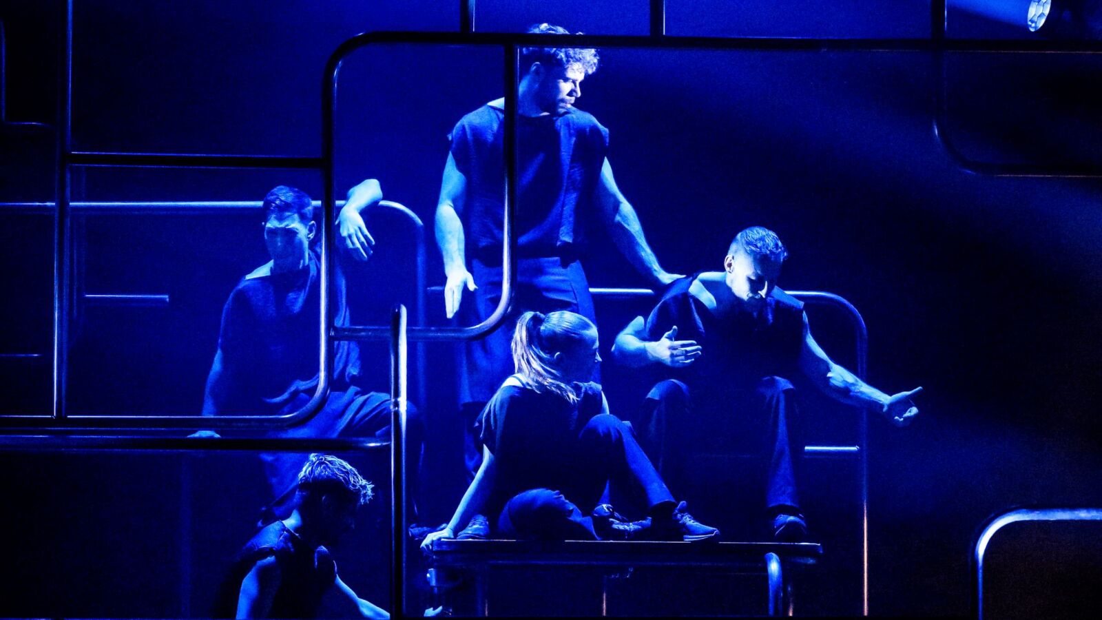 Scènefoto van de bijzondere dansvoorstelling Rhythm & Flow van ISH Dance Collective. Te zien in Flint Theater Amersfoort. Fotocredits: Michel Schnater