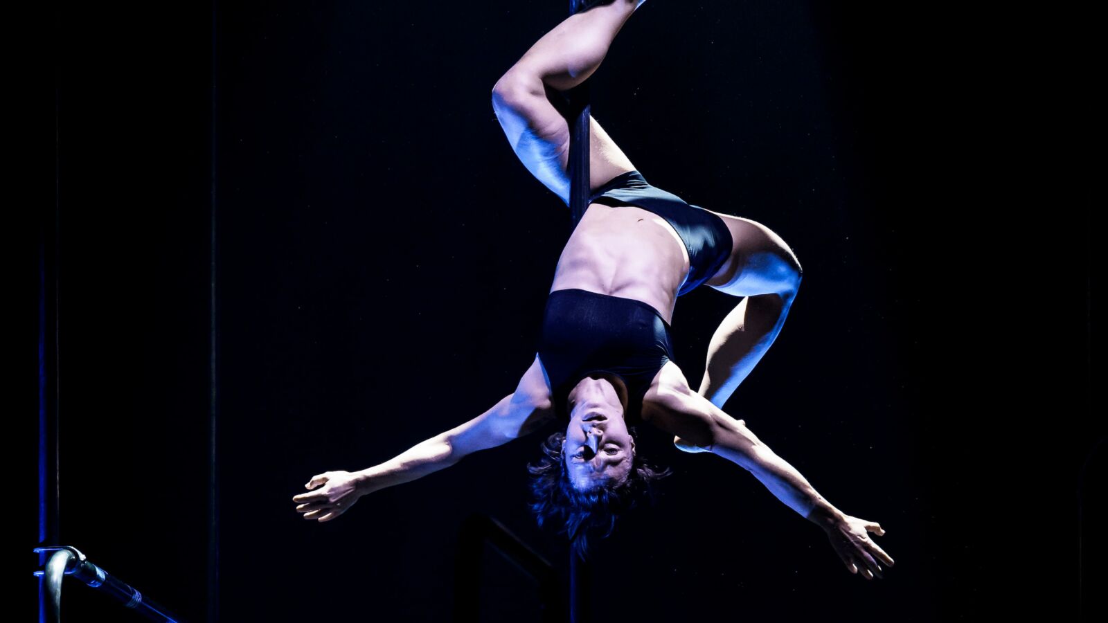 Scènefoto van de bijzondere dansvoorstelling Rhythm & Flow van ISH Dance Collective. Te zien in Flint Theater Amersfoort. Fotocredits: Michel Schnater