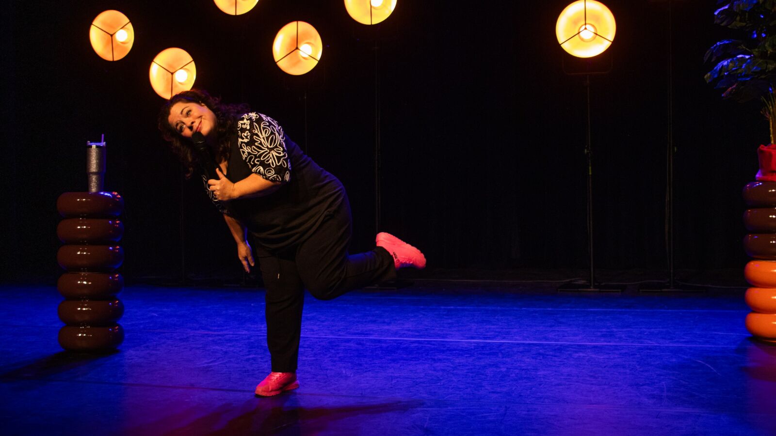 Scènefoto van Berit Companjen bij haar cabaretvoorstelling Zei ik dat hardop. Te zien in Flint Theater Amersfoort. Fotocredits: Nick Franken