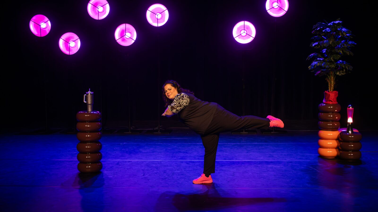 Scènefoto van Berit Companjen bij haar cabaretvoorstelling Zei ik dat hardop. Te zien in Flint Theater Amersfoort. Fotocredits: Nick Franken