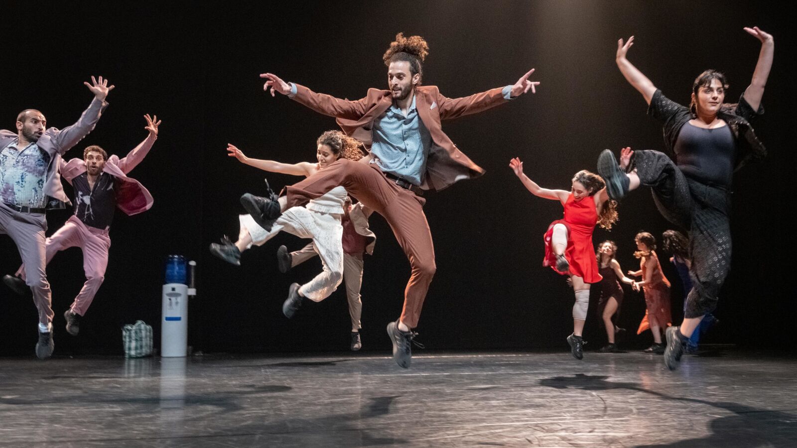 Scènefoto van de dansvoorstelling Badke (remix) van laGeste | Stereo48. Te zien in Flint Theater Amersfoort. Fotocredits: Kurt van der Elst