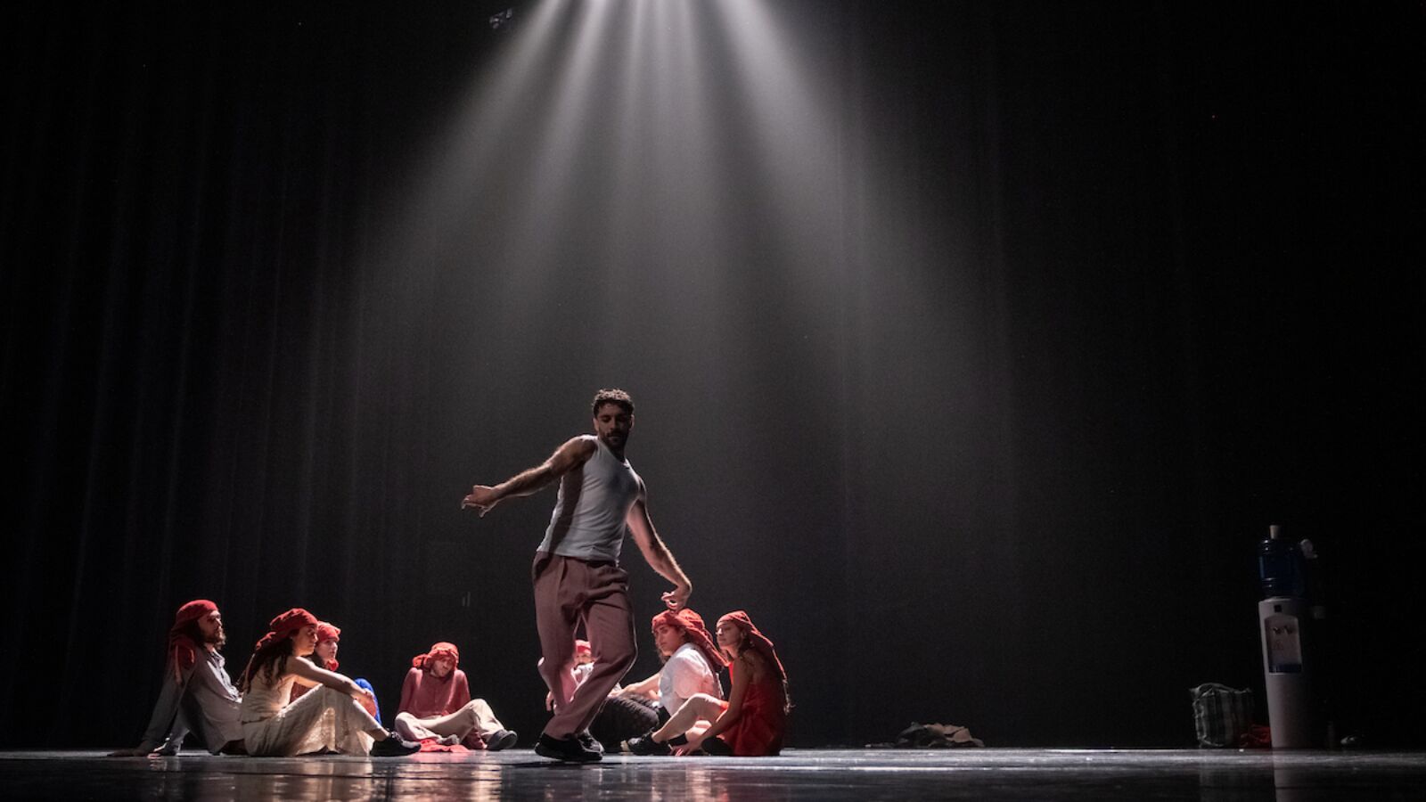 Scènefoto van de dansvoorstelling Badke (remix) van laGeste | Stereo48. Te zien in Flint Theater Amersfoort. Fotocredits: Kurt van der Elst