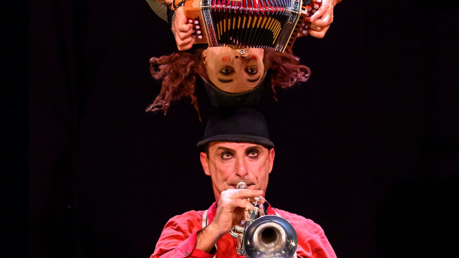 Scènefoto van de circusvoorstelling Oh Oh van Compagnia Baccalà. Te zien in Flint Theater Amersfoort