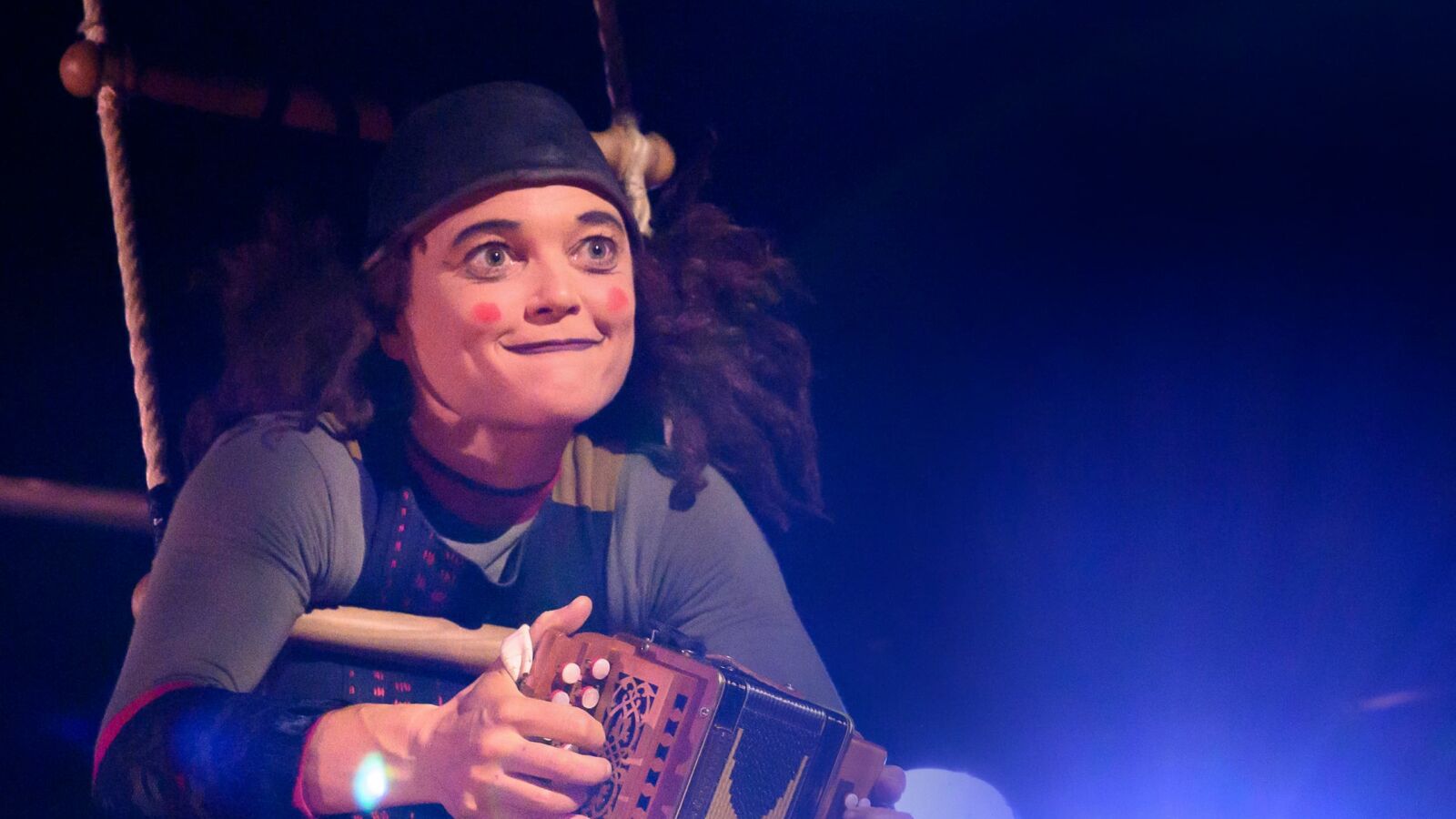 Scènefoto van de circusvoorstelling Oh Oh van Compagnia Baccalà. Te zien in Flint Theater Amersfoort