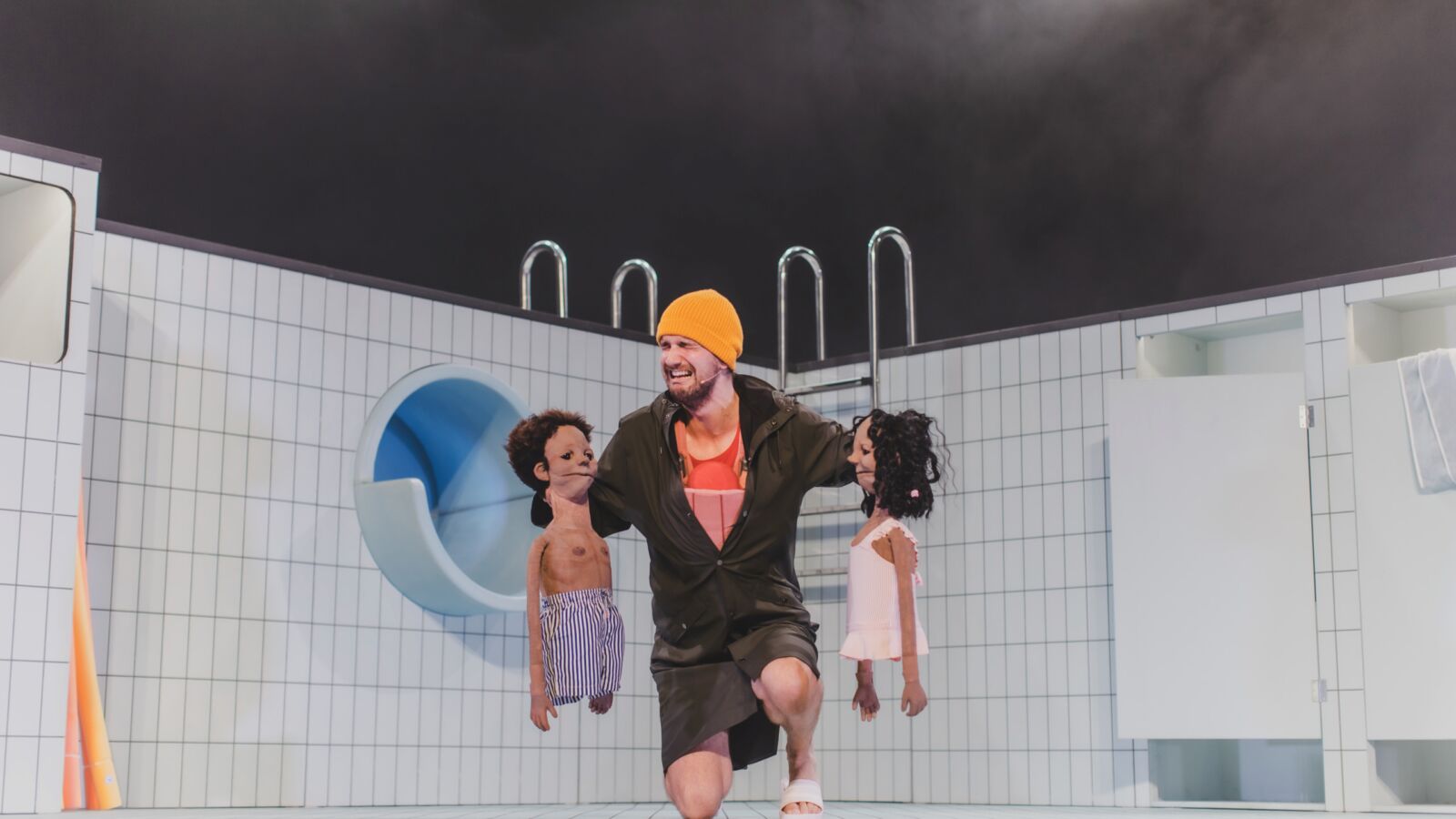 Scènefoto van de familievoorstelling Duik van Jansen de Boer. Te zien in Flint Theater Amersfoort. Fotocredits Erik Franssen.