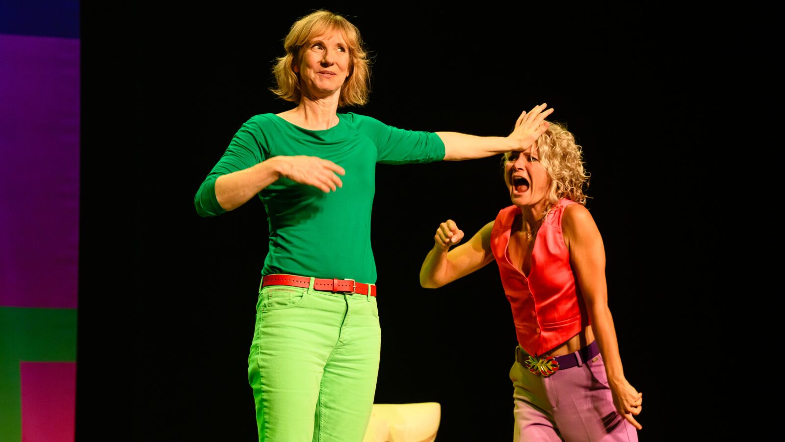 Scènefoto van de toneelvoorstelling TIS HIER GEEN HOTEL 3. Te zien in Flint Theater Amersfoort.