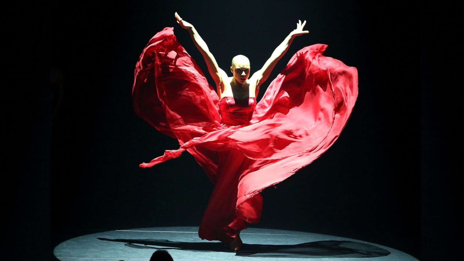 Scènefoto van de dansvoorstelling ROUGE van Isabelle Beernaert. Te zien in Flint Theater Amersfoort. Fotocredits: Thijs Huizer