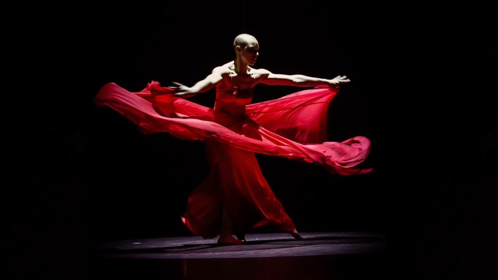 Scènefoto van de dansvoorstelling ROUGE van Isabelle Beernaert. Te zien in Flint Theater Amersfoort. Fotocredits: Thijs Huizer