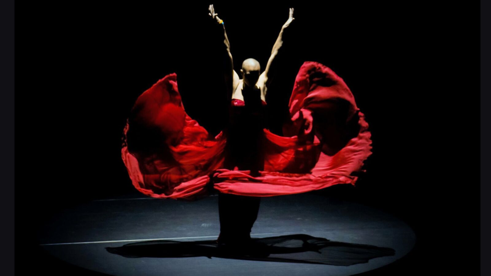 Scènefoto van de dansvoorstelling ROUGE van Isabelle Beernaert. Te zien in Flint Theater Amersfoort. Fotocredits: Thijs Huizer