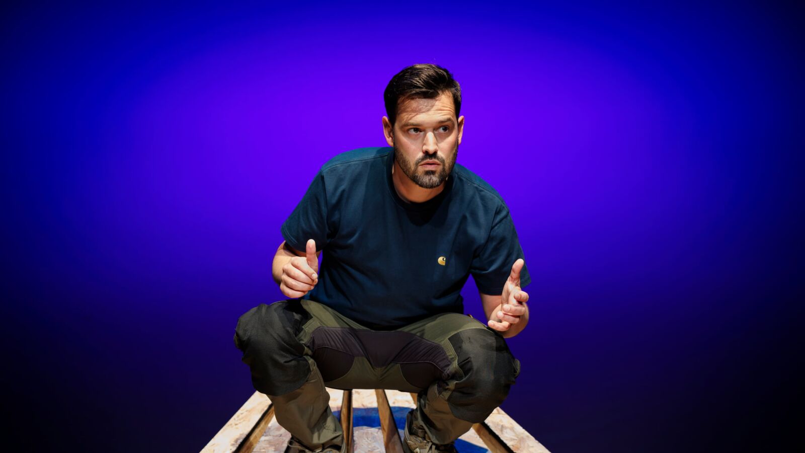 Scènefoto van de cabaretvoorstelling Op scherp van Jasper van der Veen. Te zien in Flint Theater Amersfoort