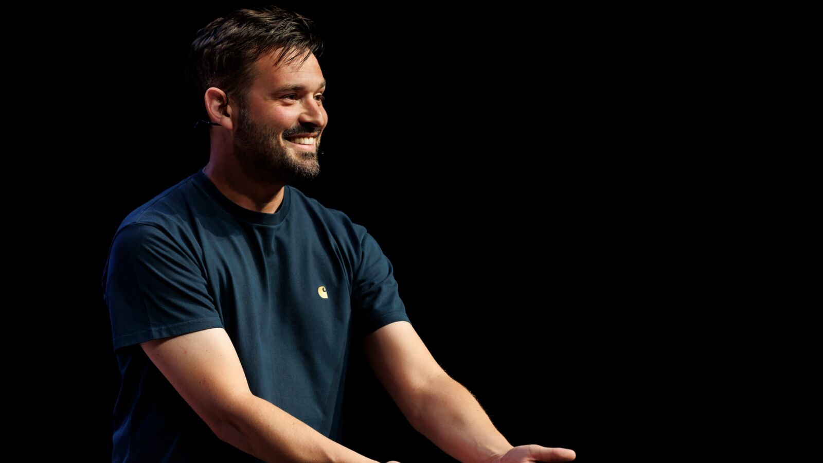 Scènefoto van de cabaretvoorstelling Op scherp van Jasper van der Veen. Te zien in Flint Theater Amersfoort