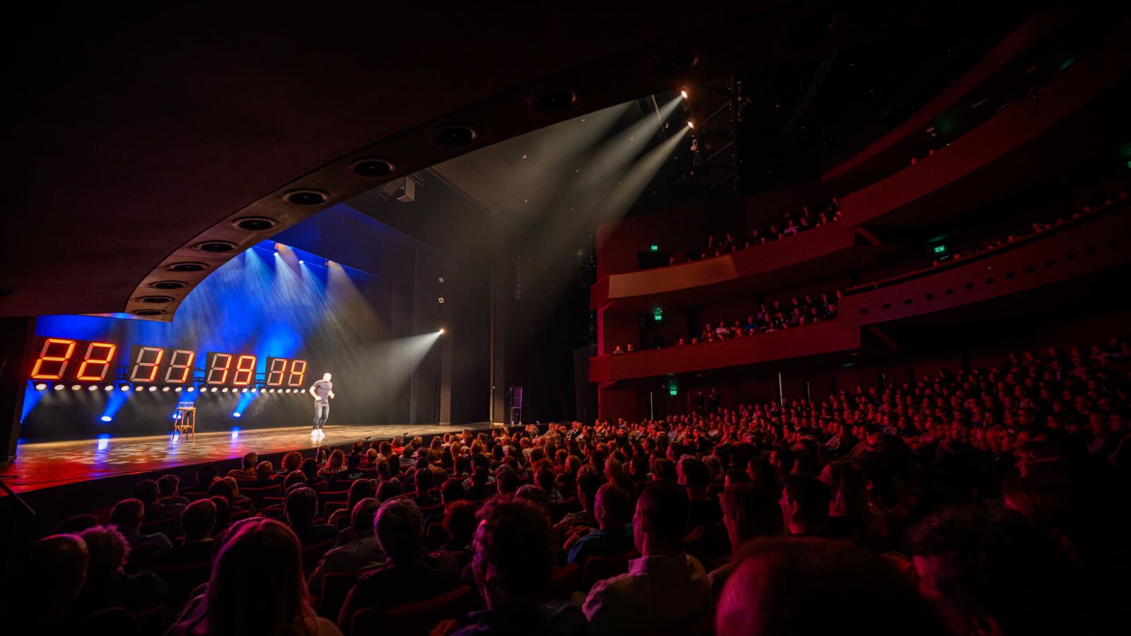 Scènefoto van de cabaretvoorstelling De kwaadste niet van Jochen Otten. Te zien in Flint Theater Amersfoort. Fotocredits: Jostijn Ligtvoet