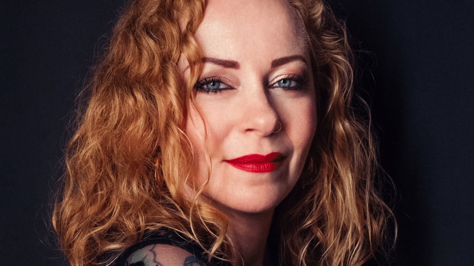 Portretfoto van Anneke van Giersbergen. Promobeeld voor de muziekvoorstelling The Irish Road Trip. Te zien in Flint Theater Amersfoort. Fotocredits Alessandra Tolc