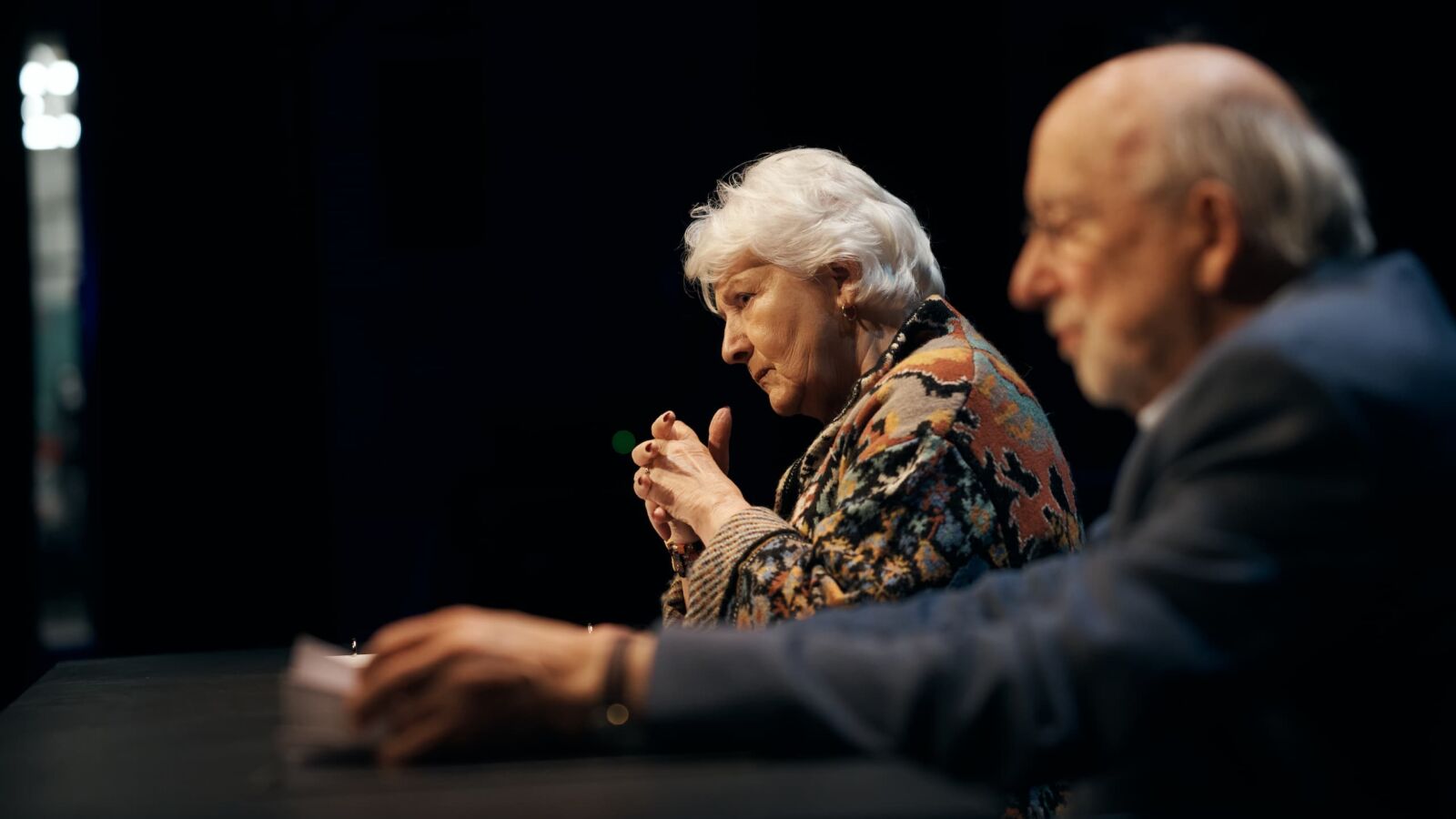 Scènefoto van het toneelstuk Liefdesbrieven met Anne Wil Blankers & Hans Croiset. Credits foto: Bram Willems