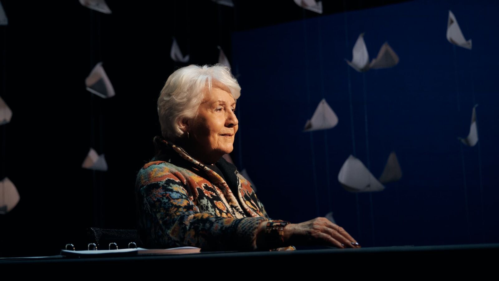 Scènefoto van het toneelstuk Liefdesbrieven met Anne Wil Blankers & Hans Croiset. Credits foto: Bram Willems