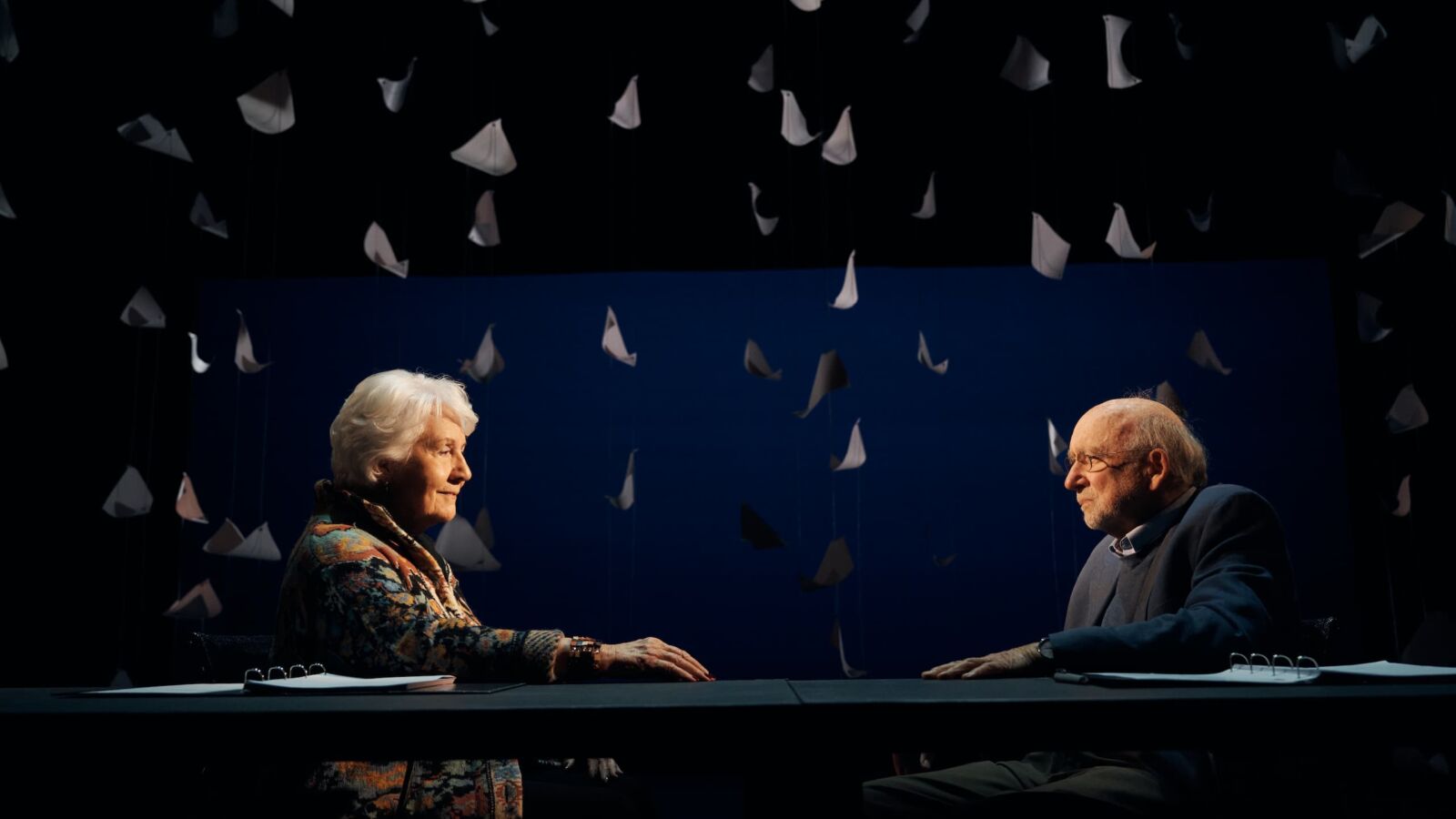 Scènefoto van het toneelstuk Liefdesbrieven met Anne Wil Blankers & Hans Croiset. Credits foto: Bram Willems