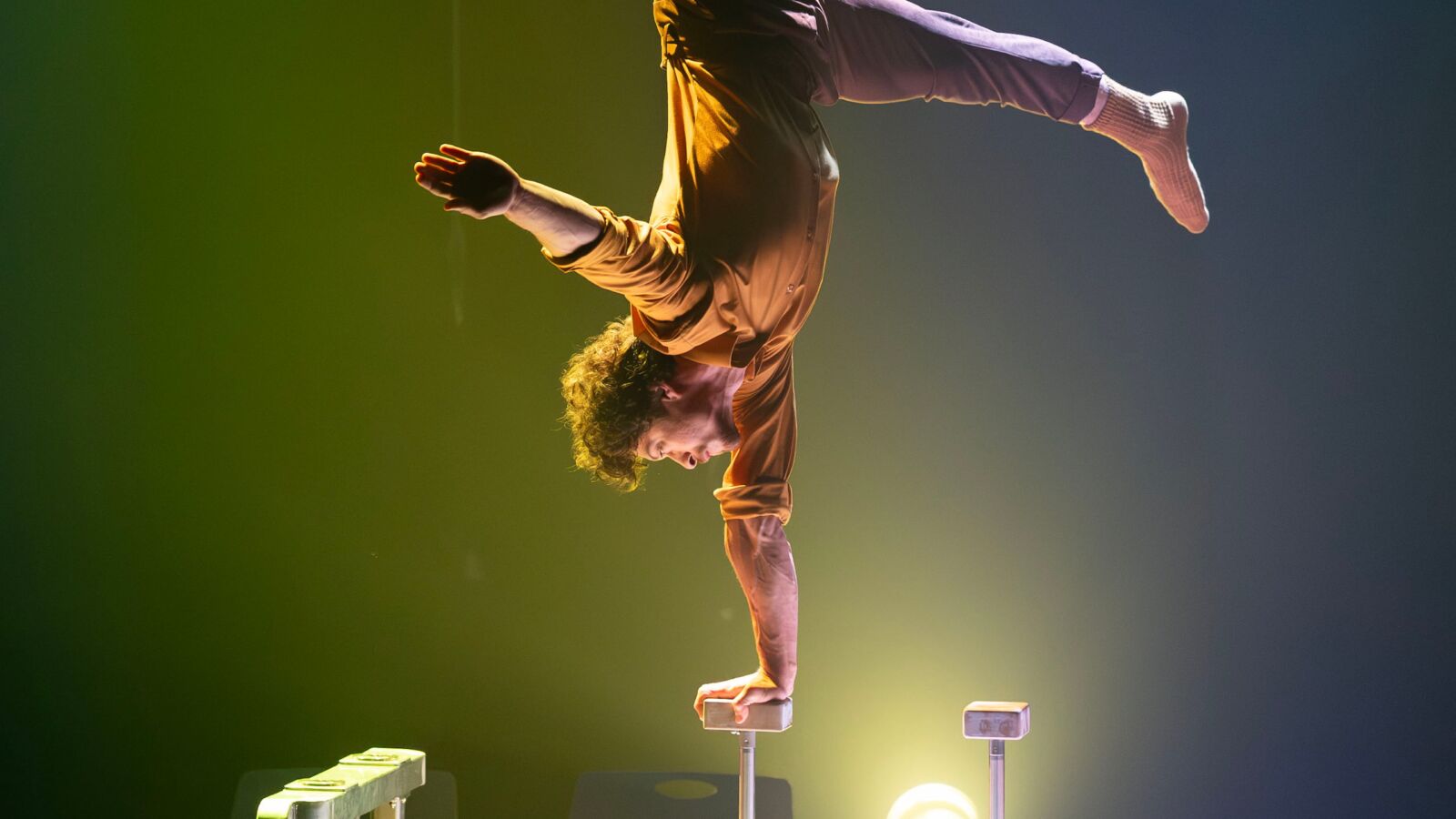 Scènefoto van de circusvoorstelling van Machine de Cirque. Te zien in Flint Theater Amersfoort.