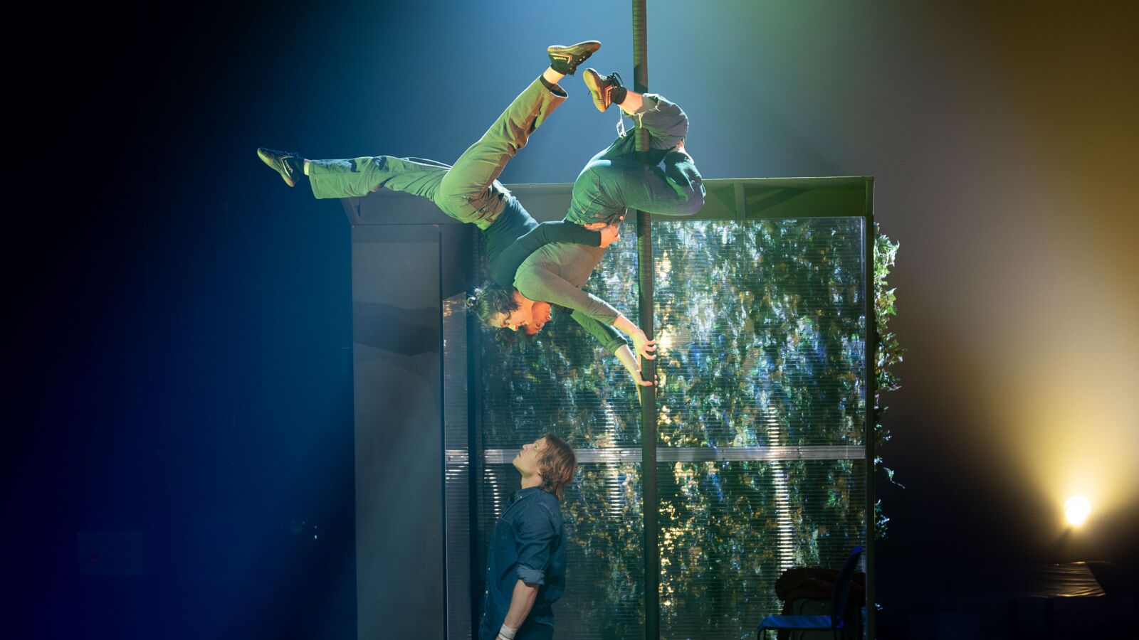 Scènefoto van de circusvoorstelling van Machine de Cirque. Te zien in Flint Theater Amersfoort.