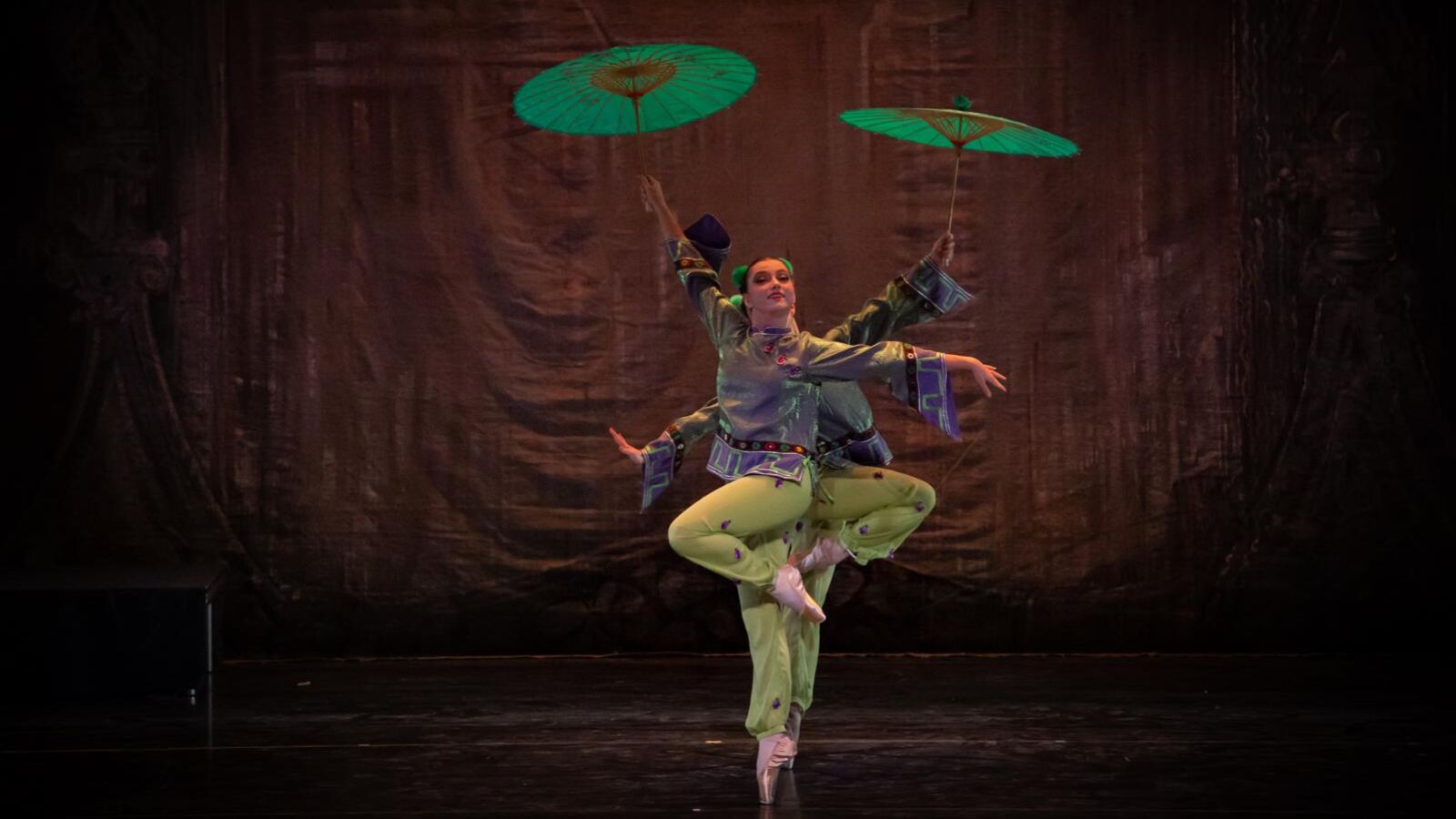 Scènefoto van het ballet De Notenkraker door Het Nationale Ballet van Noord-Macedonië | Nationale Symfonieorkest van Moldavië. Te zien in Flint Theater Amersfoort