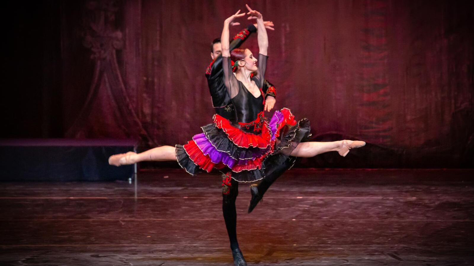 Scènefoto van het ballet De Notenkraker door Het Nationale Ballet van Noord-Macedonië | Nationale Symfonieorkest van Moldavië. Te zien in Flint Theater Amersfoort