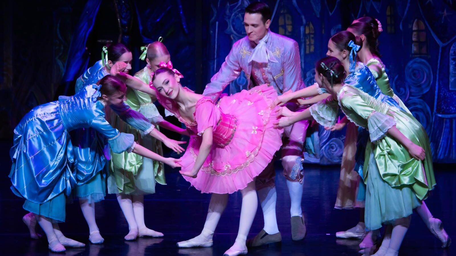 Scènefoto van het ballet De Notenkraker door Het Nationale Ballet van Noord-Macedonië | Nationale Symfonieorkest van Moldavië. Te zien in Flint Theater Amersfoort