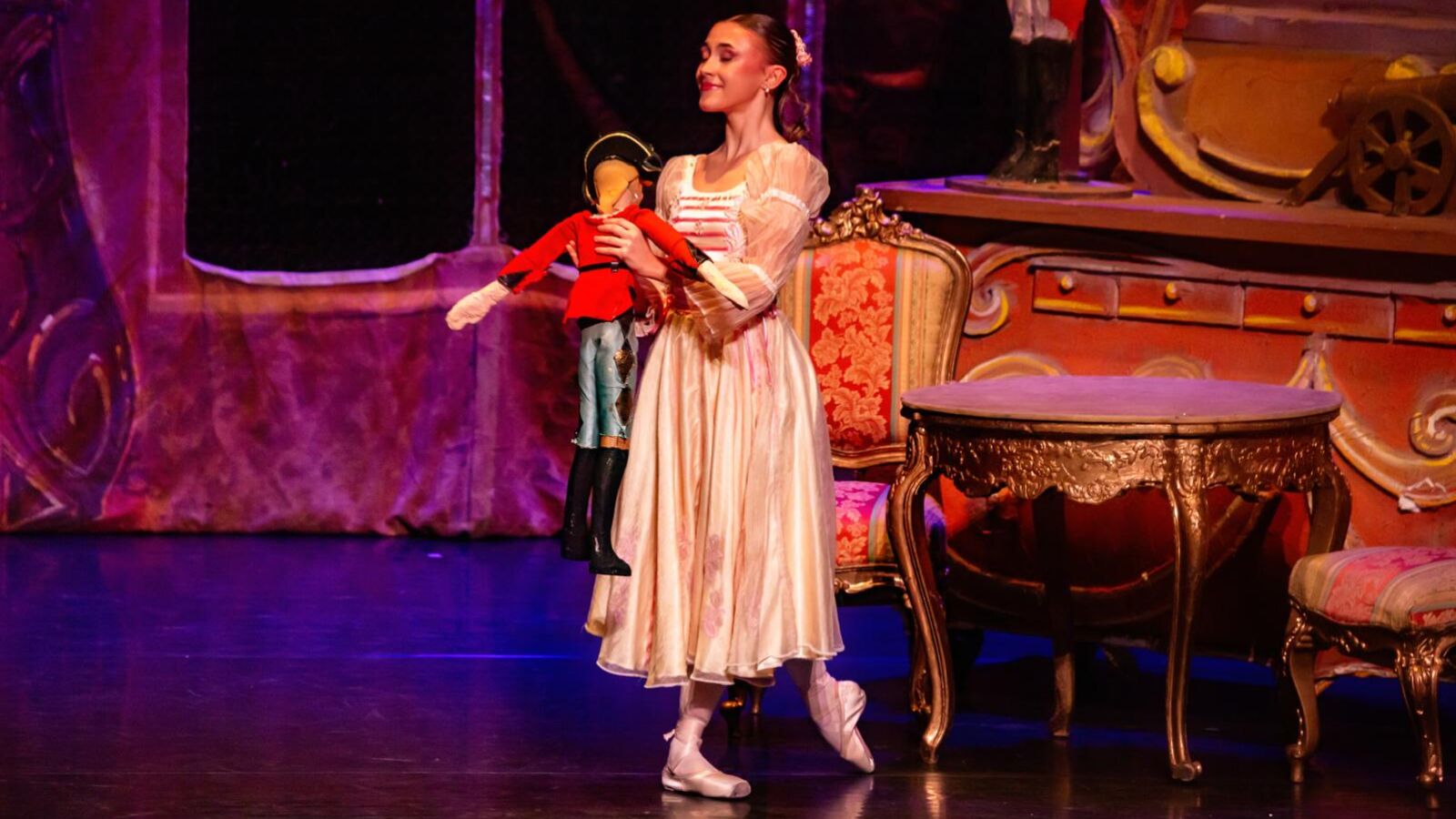 Scènefoto van het ballet De Notenkraker door Het Nationale Ballet van Noord-Macedonië | Nationale Symfonieorkest van Moldavië. Te zien in Flint Theater Amersfoort