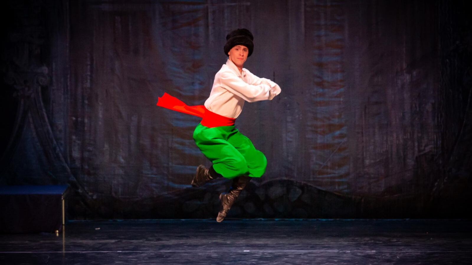 Scènefoto van het ballet De Notenkraker door Het Nationale Ballet van Noord-Macedonië | Nationale Symfonieorkest van Moldavië. Te zien in Flint Theater Amersfoort