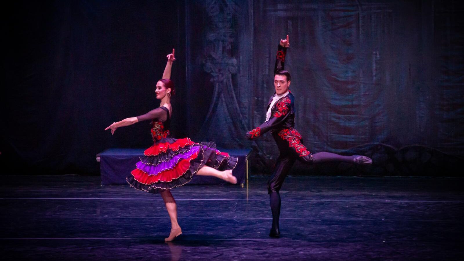 Scènefoto van het ballet De Notenkraker door Het Nationale Ballet van Noord-Macedonië | Nationale Symfonieorkest van Moldavië. Te zien in Flint Theater Amersfoort