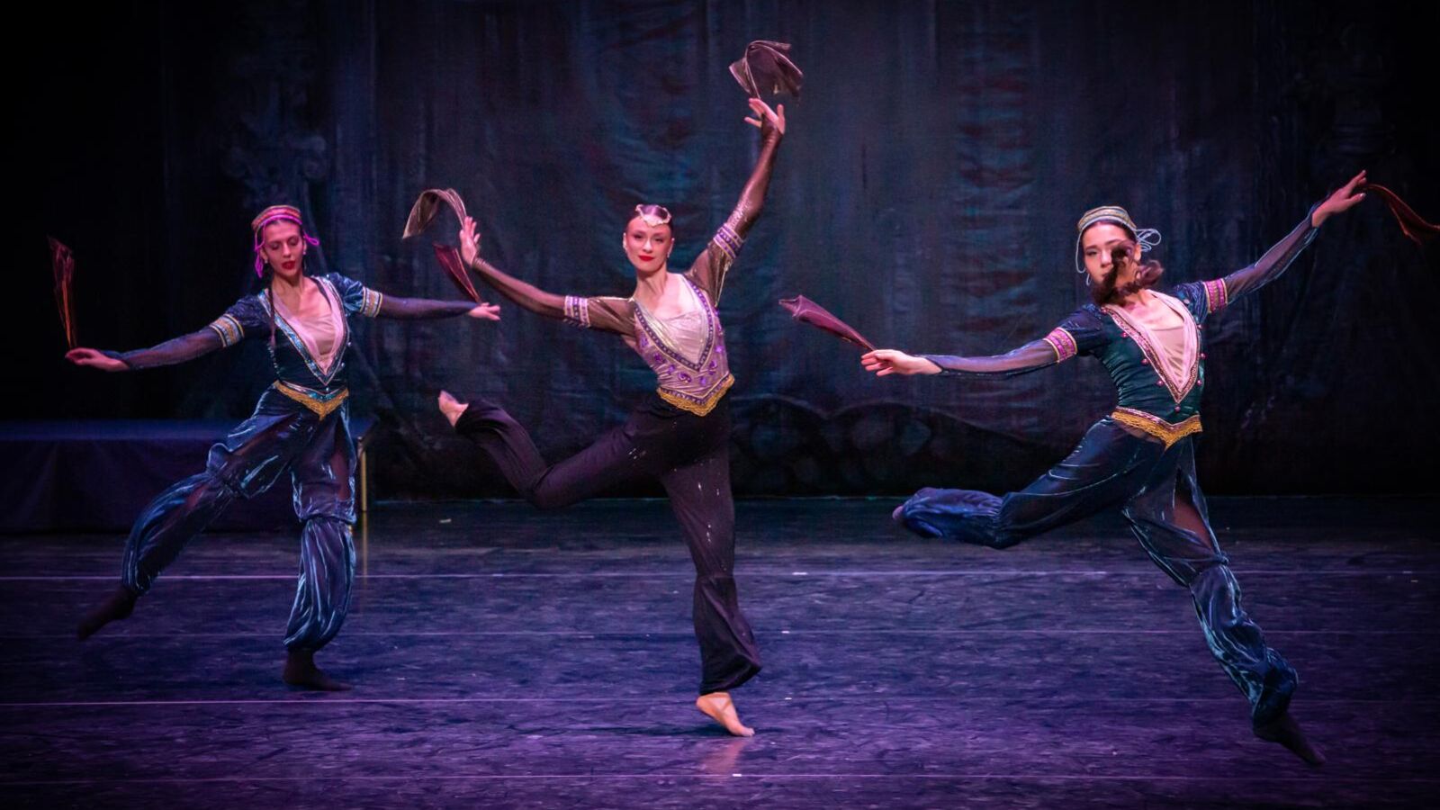 Scènefoto van het ballet De Notenkraker door Het Nationale Ballet van Noord-Macedonië | Nationale Symfonieorkest van Moldavië. Te zien in Flint Theater Amersfoort