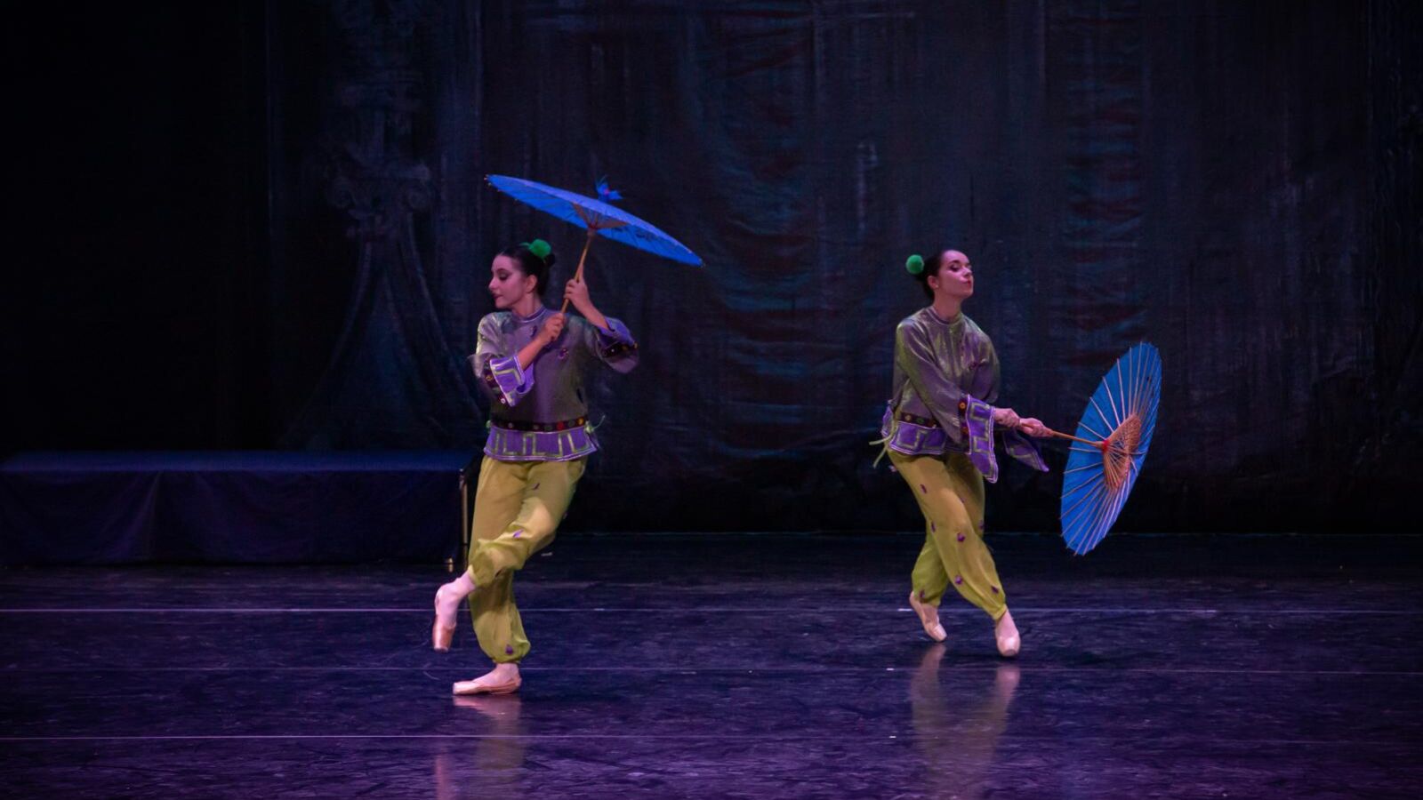 Scènefoto van het ballet De Notenkraker door Het Nationale Ballet van Noord-Macedonië | Nationale Symfonieorkest van Moldavië. Te zien in Flint Theater Amersfoort