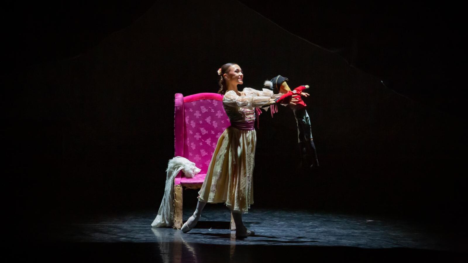 Scènefoto van het ballet De Notenkraker door Het Nationale Ballet van Noord-Macedonië | Nationale Symfonieorkest van Moldavië. Te zien in Flint Theater Amersfoort