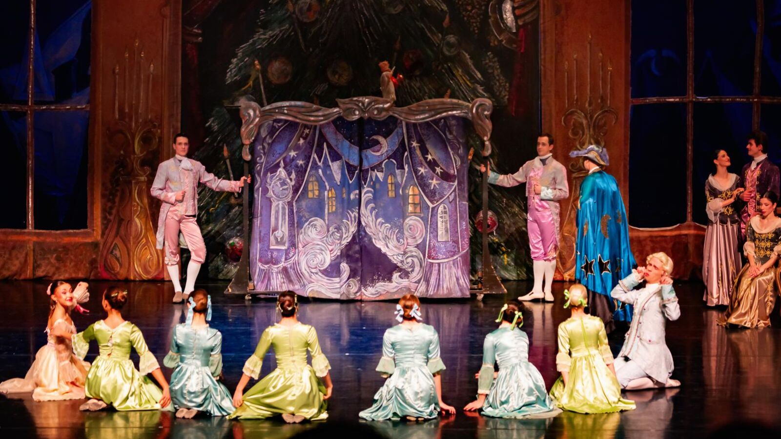 Scènefoto van het ballet De Notenkraker door Het Nationale Ballet van Noord-Macedonië | Nationale Symfonieorkest van Moldavië. Te zien in Flint Theater Amersfoort