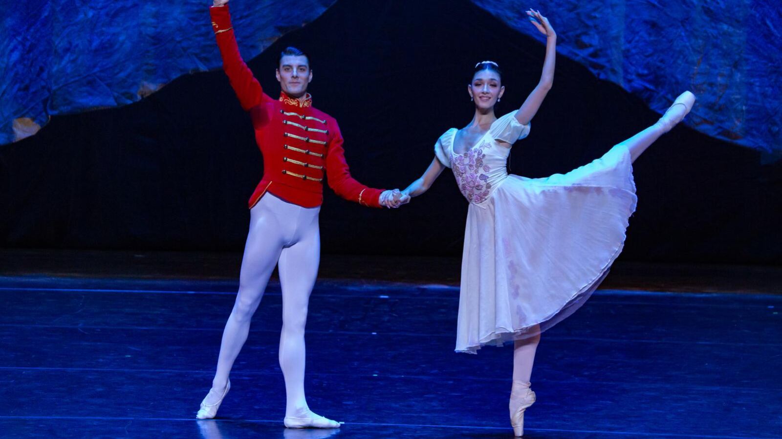 Scènefoto van het ballet De Notenkraker door Het Nationale Ballet van Noord-Macedonië | Nationale Symfonieorkest van Moldavië. Te zien in Flint Theater Amersfoort