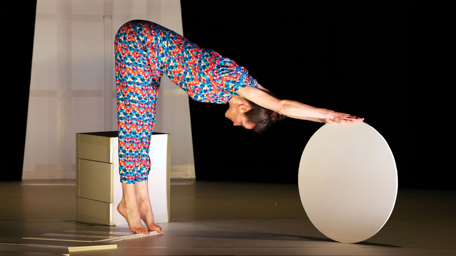 Scènefoto van de jeugdvoorstelling Wacht 's Even van De Stilte. Te zien in Flint Theater Amersfoort. Fotocredits Hans Gerritsen